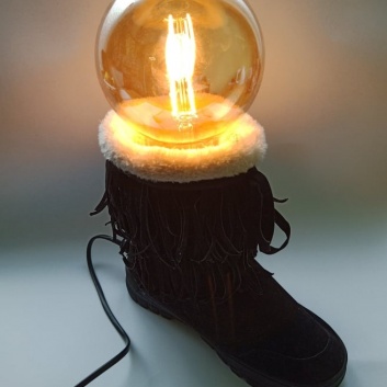 ZB4W, Dekoratīva  galda lampa "Zābaciņš"