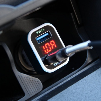 Auto telefona lādētājs  2xUSB + battery check TEST-04