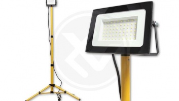 Tiga  SMD  LED  prožektoru  komplekts,  ar  statīvu 1x50W 5500K